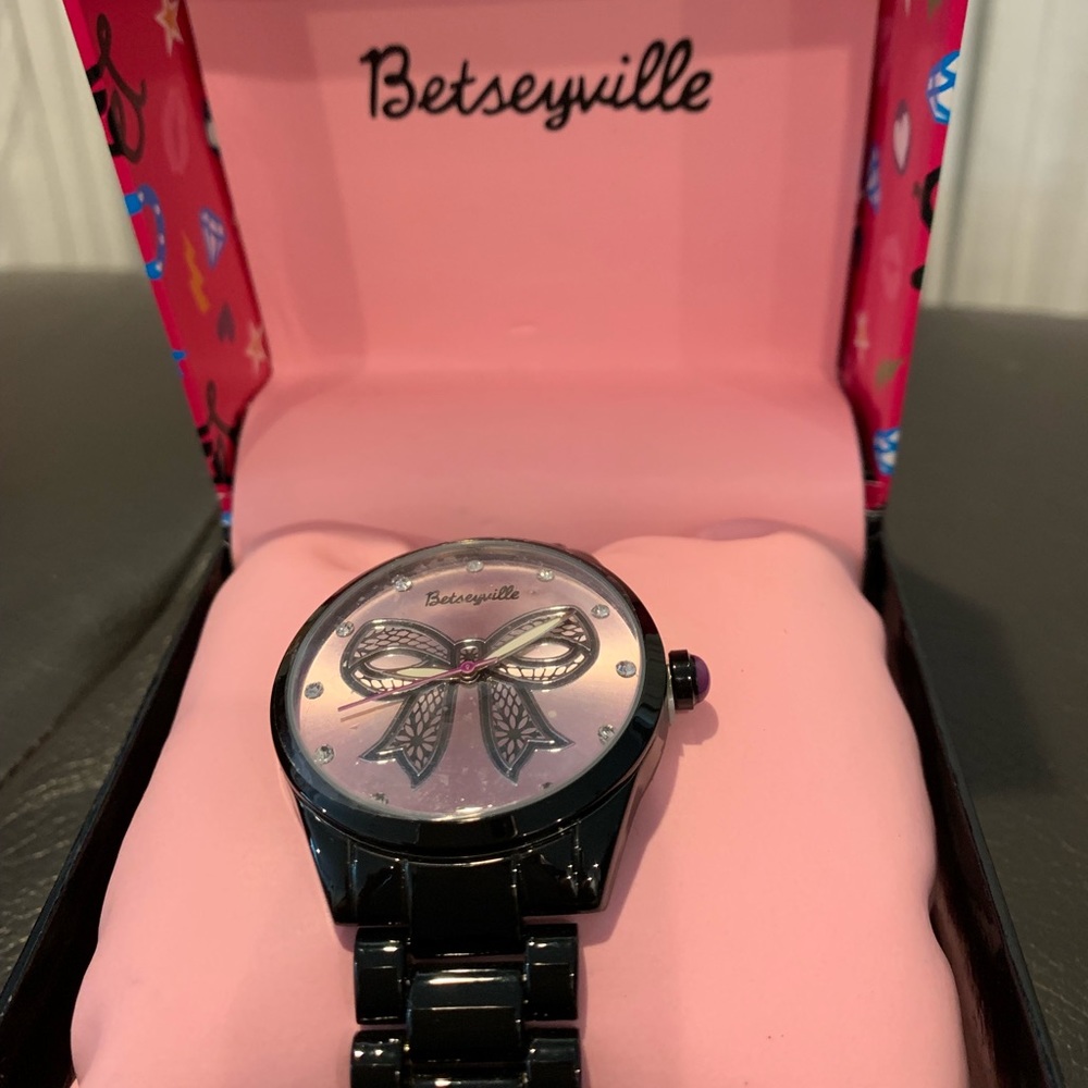 New betsyville bow tie box